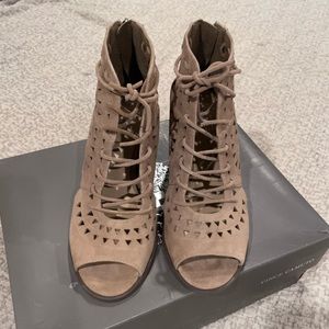 LAST CHANCE❗️VINCE CAMUTO heeled bootie
